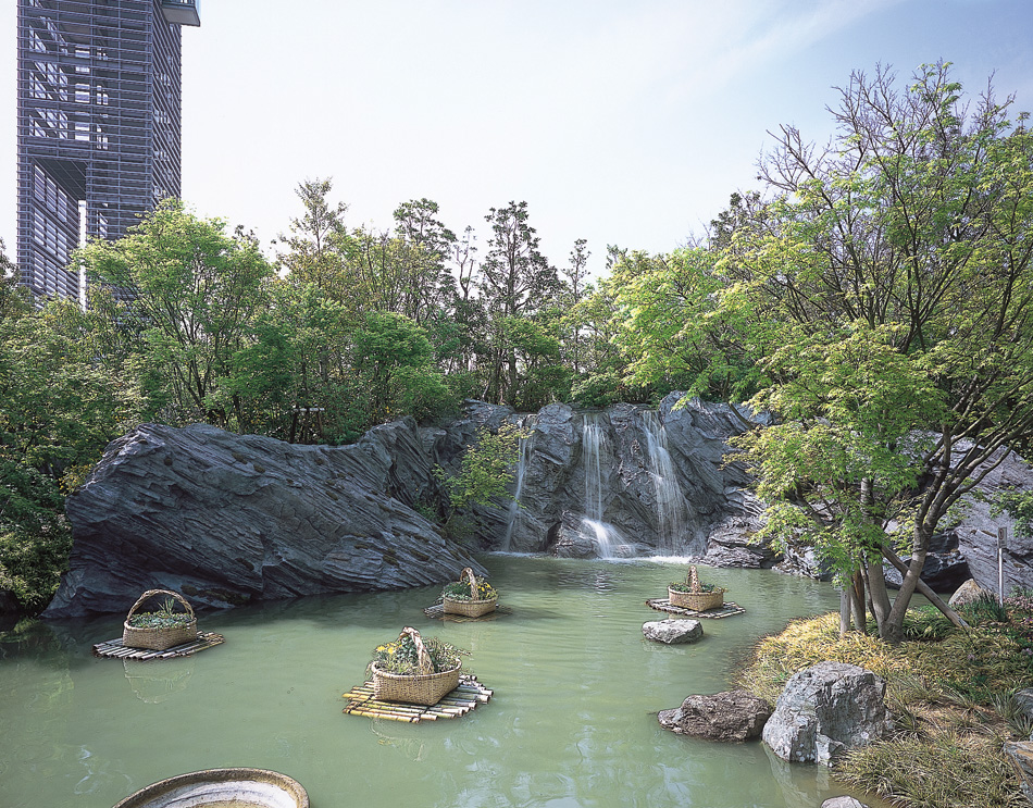 修景施設：擬岩/滝（浜名湖ガーデンパーク）