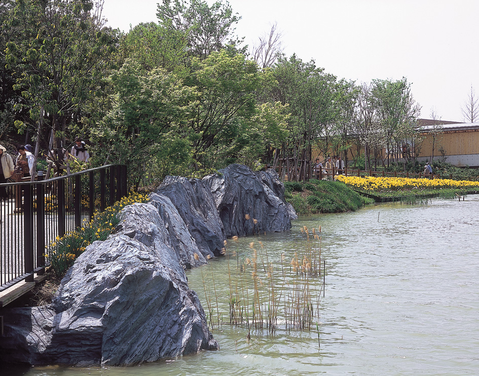 修景施設：擬岩/滝（浜名湖ガーデンパーク）