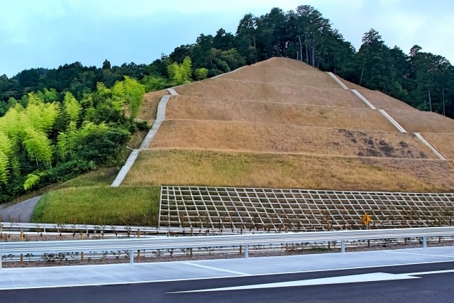法面保護工の種類と新しい手法│重機・専門技能不要の低コスト工法とは 