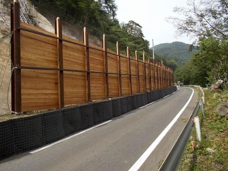 一般国道法面補修工事の例