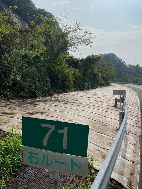 【施工後】東名高速道路（特定更新等）鮎沢パーキングエリアランプ新設工事