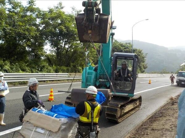 【施工中】東名高速道路（特定更新等）鮎沢パーキングエリアランプ新設工事