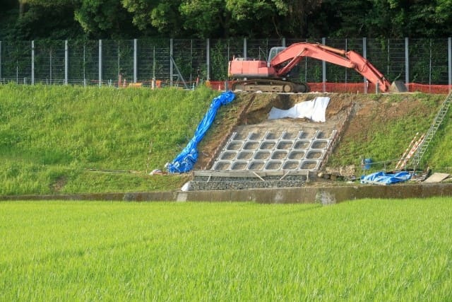 設置や運搬に使用するクレーン