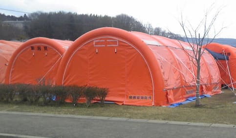 オレンジは国際救難色と定められており、夜間の交通事故現場や火災現場など暗闇や煙の中で活動するときに、視界が悪くても救助隊が居ることを判りやすくする効果があります。
