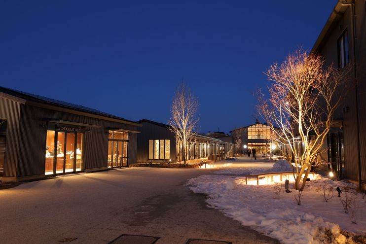 小径を歩くような体験を生む外部空間