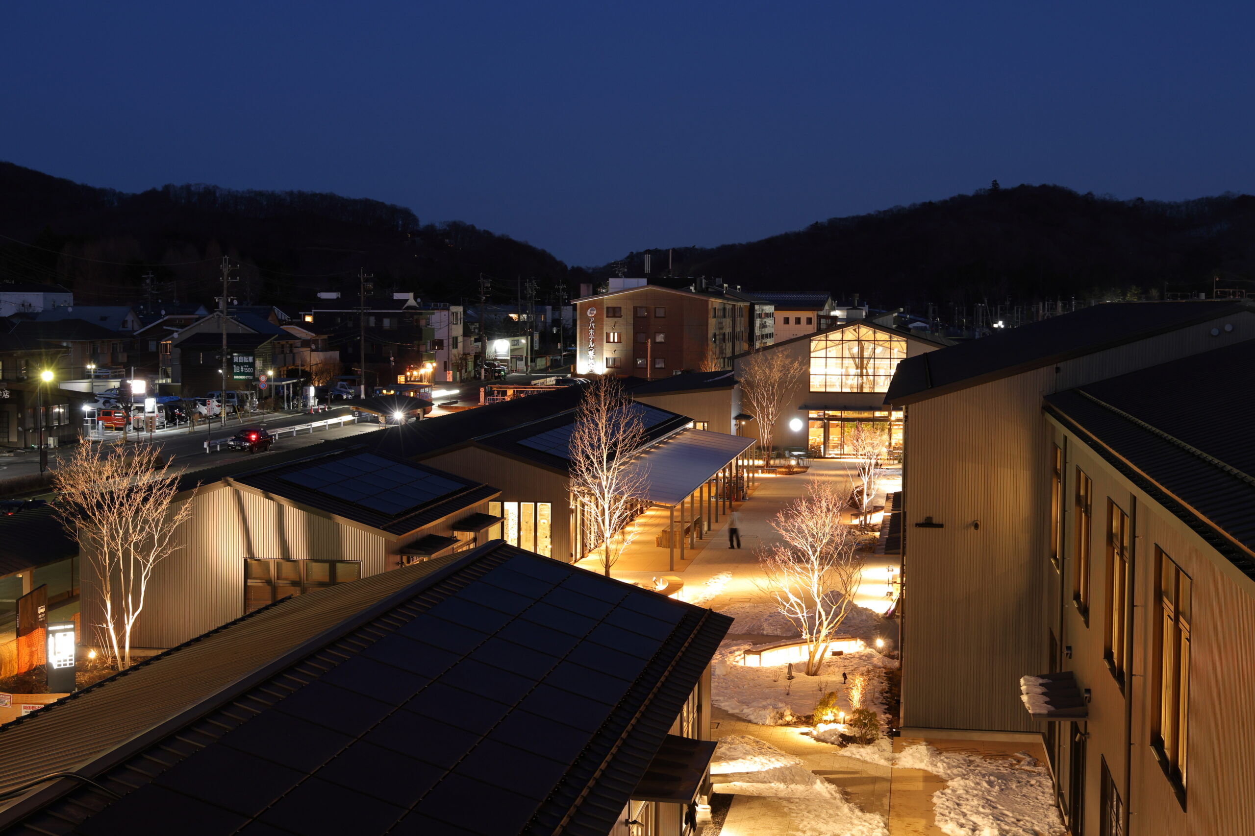 軽井沢駅前に広がる低層・分棟型の商業施設「軽井沢 T-SITE」全景