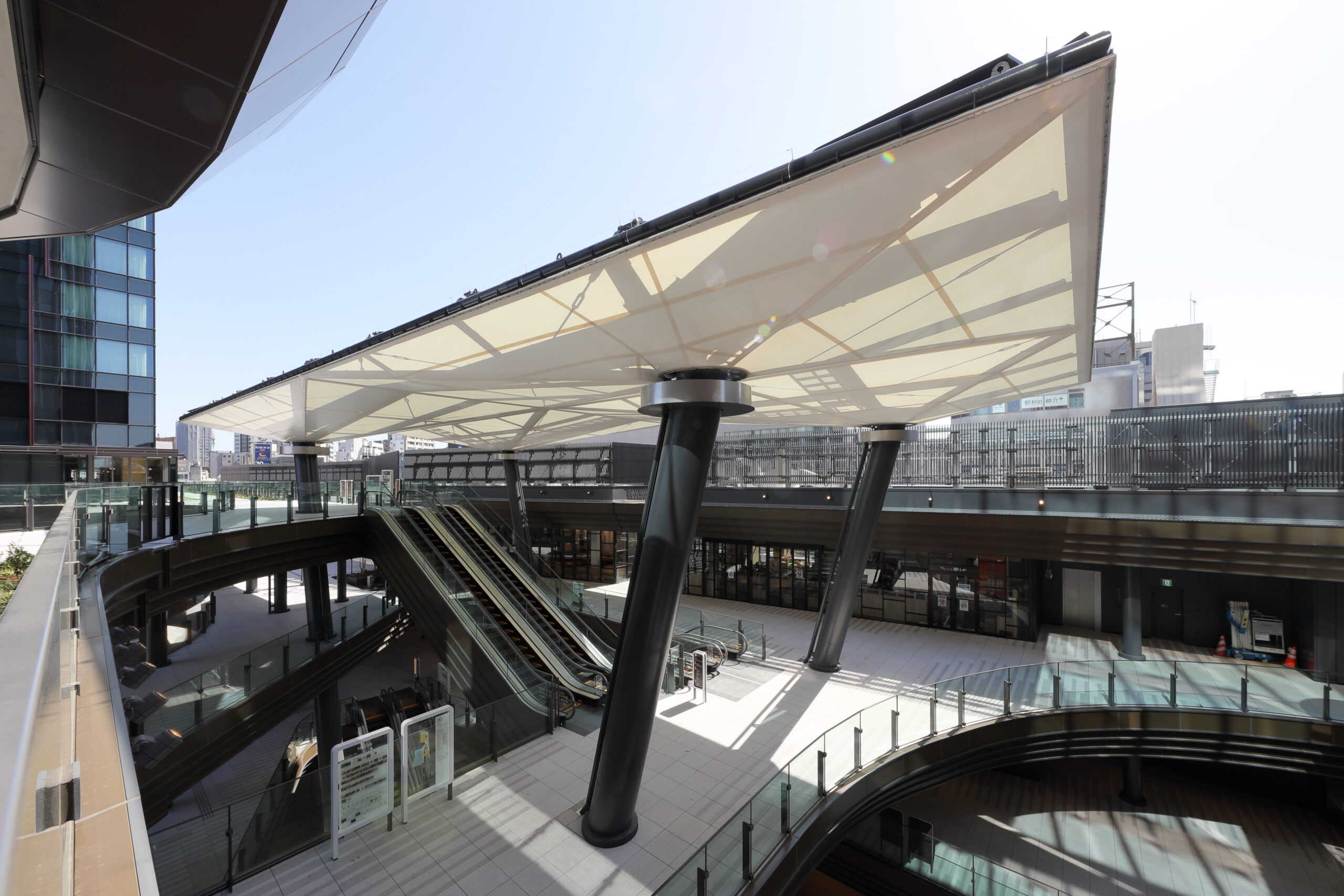 「OIMACHI TRACKS」歩行者デッキに設置された膜屋根